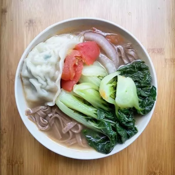 番茄青菜蕎麥麵