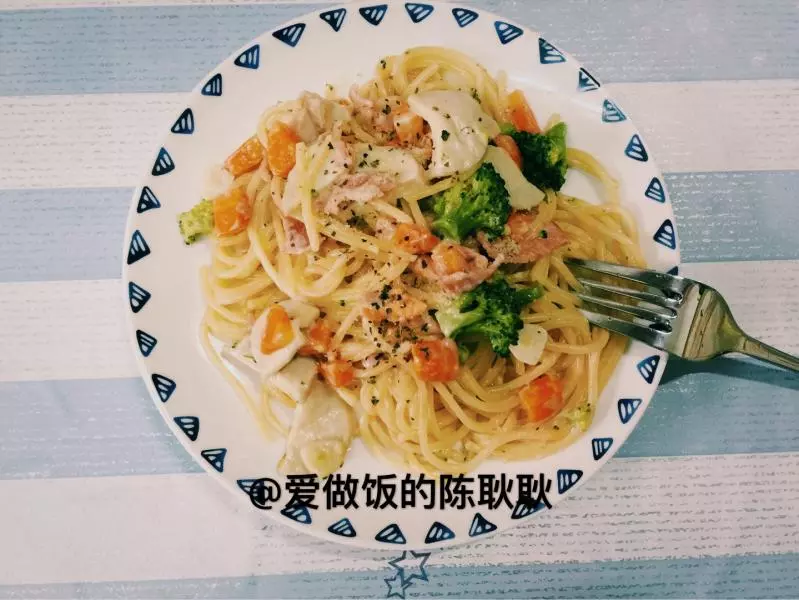 電飯鍋食譜：奶油蔬菜培根意面