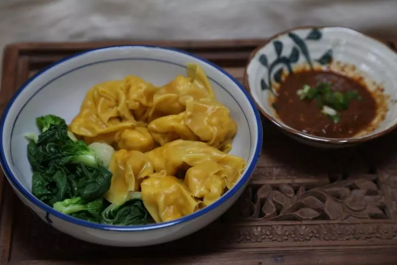 过桥鸡肉馄饨 - 秘制香辣沾料