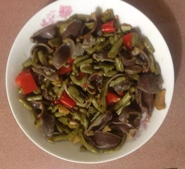 酸豆角爆鸭胗