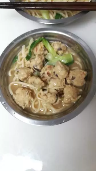 鸡肉丸子青菜汤面