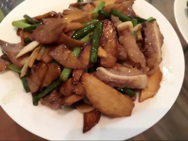 蒜苔鲜笋脆骨肉