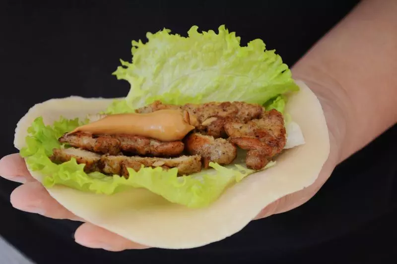 快手早餐 饺子皮鸡胸肉卷饼