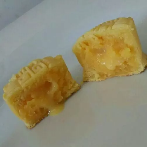 简单的奶黄流沙冰皮月饼