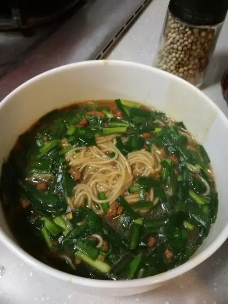 韭菜肉沫熱湯麵