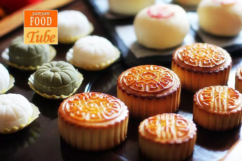 广式莲蓉蛋黄月饼 Moon Cakes with Egg yolk