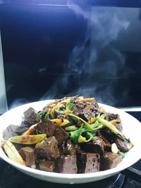 香嫩爽滑的青蒜辣炒血豆腐