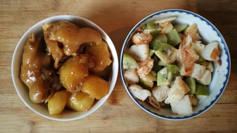土豆炖猪蹄+吐司水果沙拉