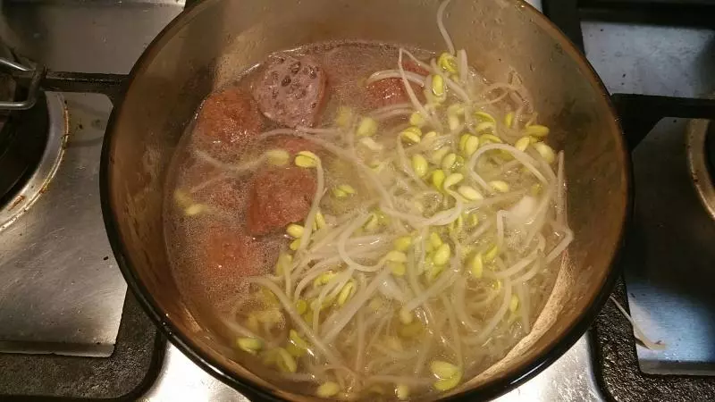 黄豆芽牛丸汤