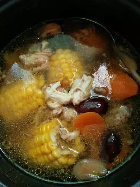 玉米红萝卜红枣鸡汤