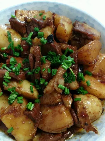 土豆烧肉(不放味精，超简单)