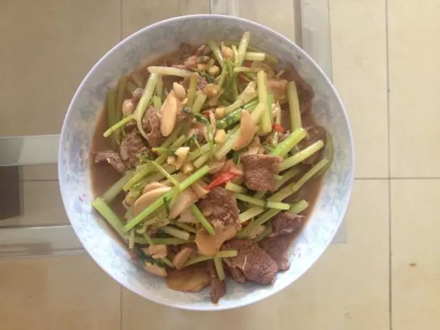 毛芹菜阿維菇炒肉