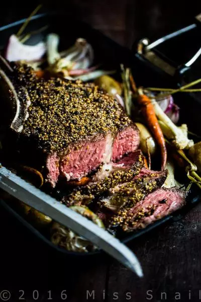 黃芥末籽戰斧牛排配烤蔬菜.Yellow mustard seed  tomahawk steak with roasted vegetables.