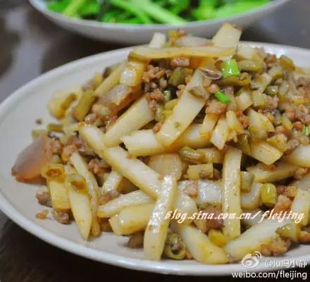 酸豆角肉末炒粉利