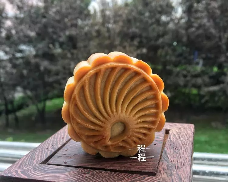 黑芝麻馅混合坚果月饼