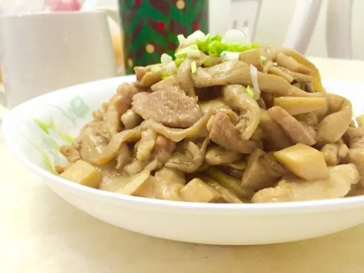 菇菇炒肉肉