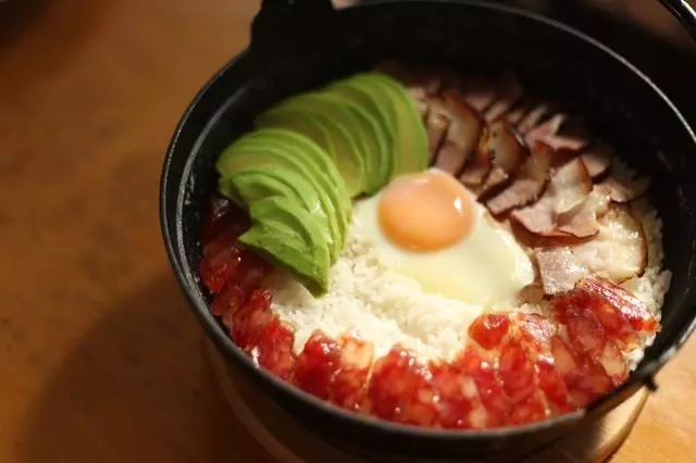 牛油果熏肉煲仔饭