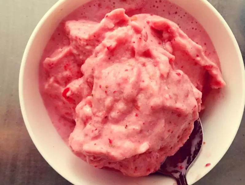 自制草莓牛奶冰沙