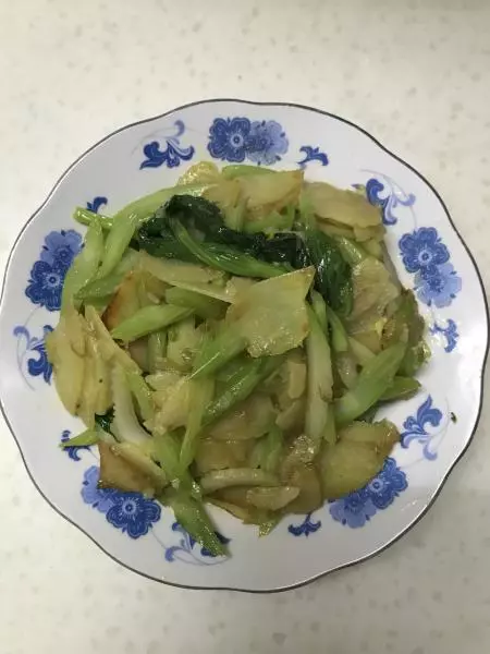 土豆炒芹菜