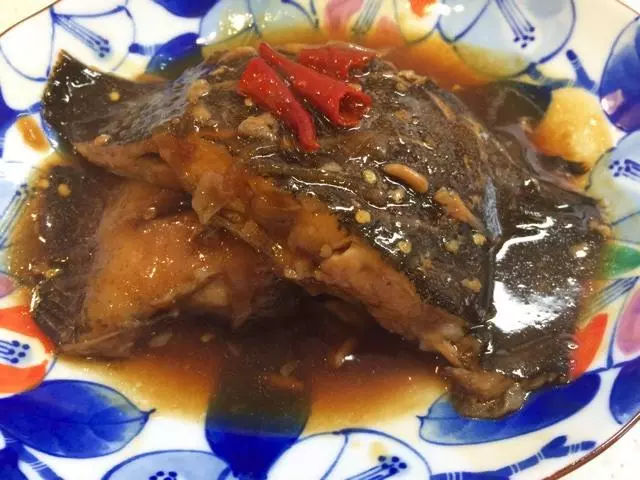 燒煮偏口魚（カレイの煮付け）