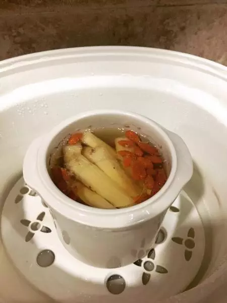 隔水炖薏米排骨山药汤