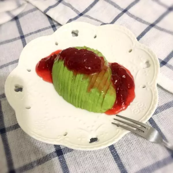 牛油果蘸草莓酱