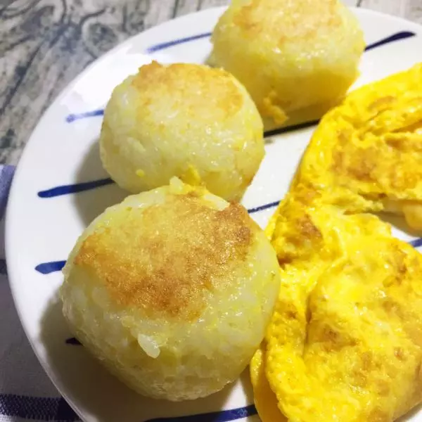 芝士肉松蛋煎饭团