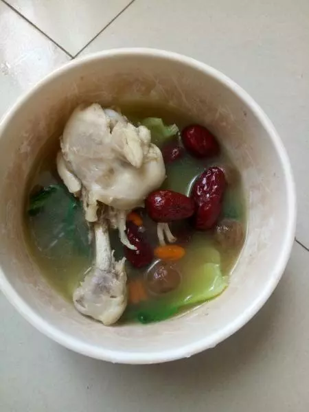 宿舍版雞腿青菜湯