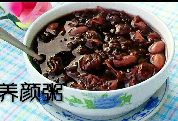 《红枣黑米粥》早晚食用