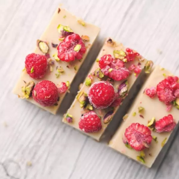 【H&amp;C】覆盆子坚果白巧块 Mostly Raw Raspberry and Macadamia White Chocolate Slice