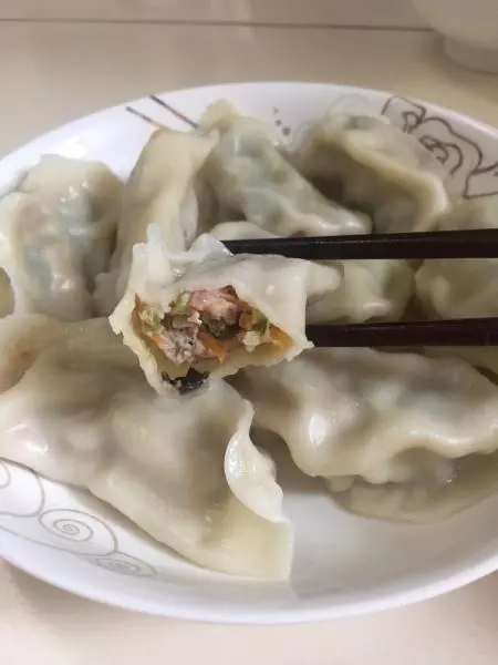 芹菜胡萝卜木耳猪肉饺子