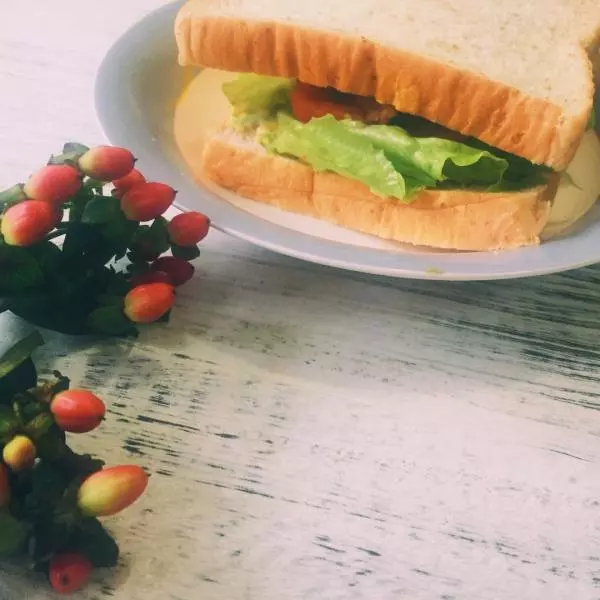 牛油果虾饼三明治