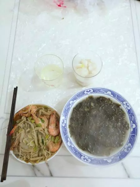 隔夜酸奶杯＋虾仁炒面＋紫菜汤【396大卡】