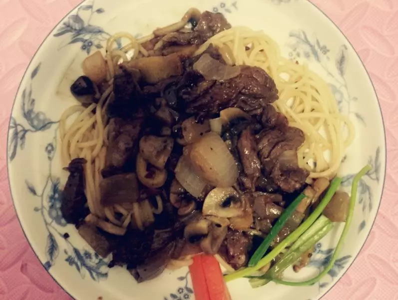 黑椒牛肉炒蘑菇洋蔥