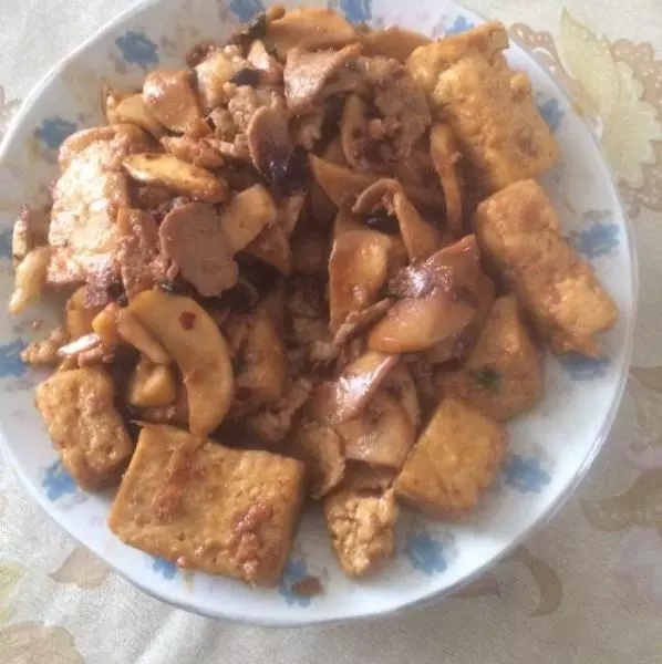 老豆腐，杏鲍菇，肉片辣炒