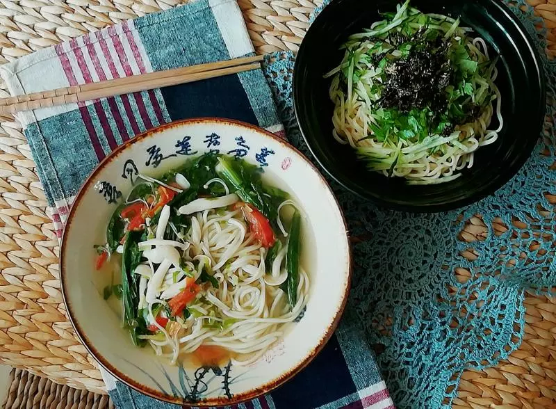 麵條兩吃 （香芹拌面和油麥菜湯麵）