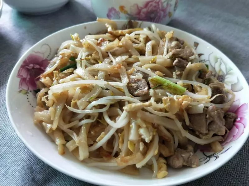 肉丝鸡蛋炒豆芽菜河粉