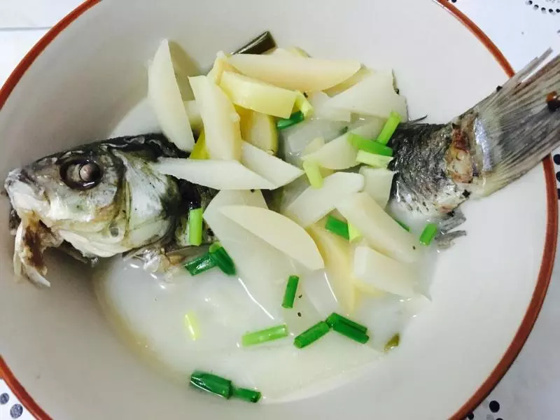 酸筍鯽魚湯