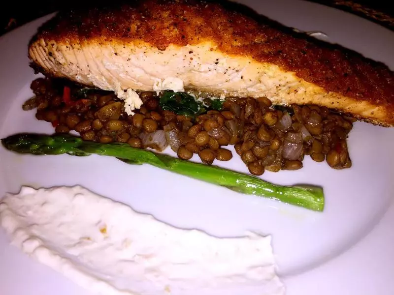 香烤挪威三文鱼佐酸奶油和小扁豆Roasted Norwegian Salmon on spicy lentil base with horsradish creamcheese