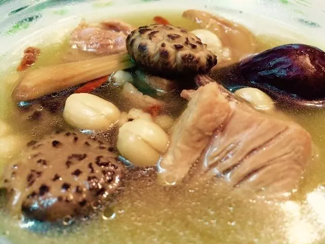 松茸花菇薏仁瘦肉湯