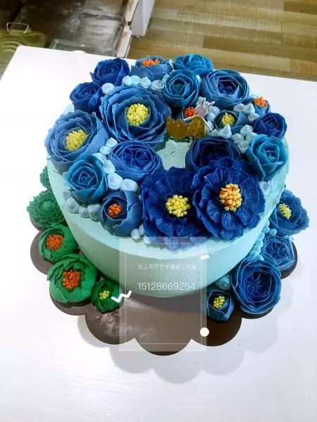 蓝色裱花蛋糕