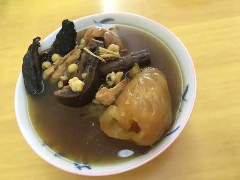 黑牛肝菌花膠煲雞湯