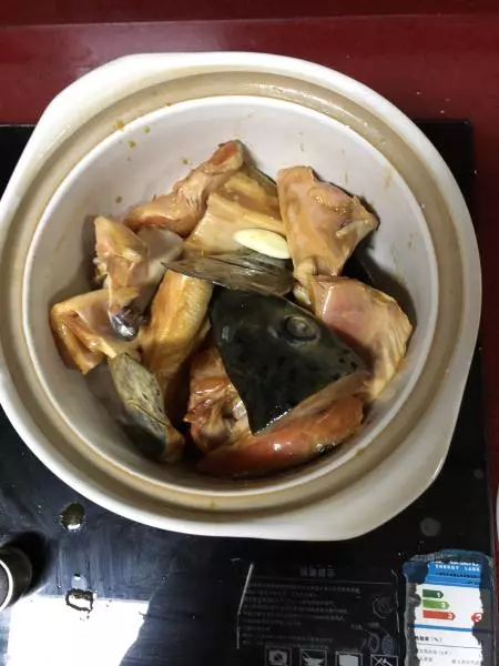 砂锅焖三文鱼头