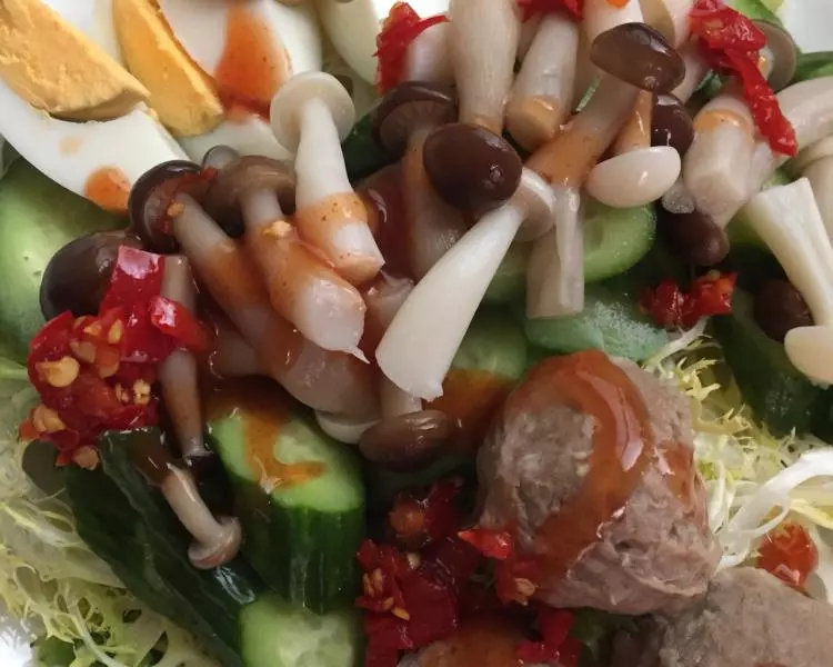 减肥食谱-甜辣酱牛筋丸蔬菜沙拉