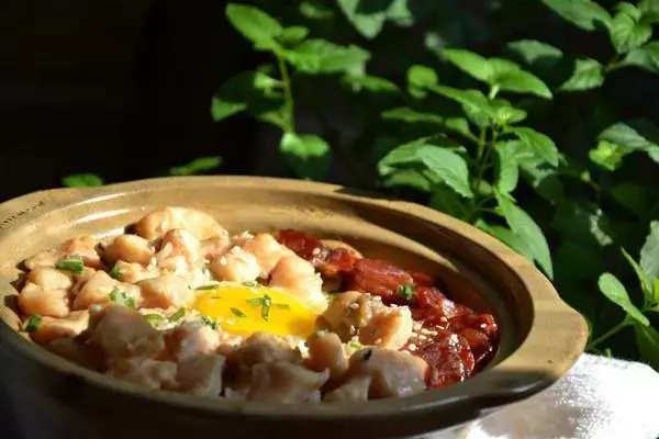 腊味滑雞菌菇煲仔飯