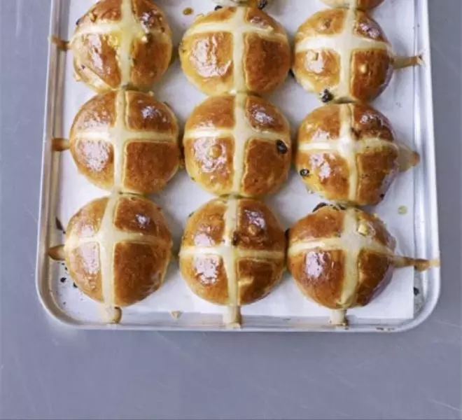 复活节之保罗的热十字面包(Paul Hollywood&#39;s Hot Cross Buns)