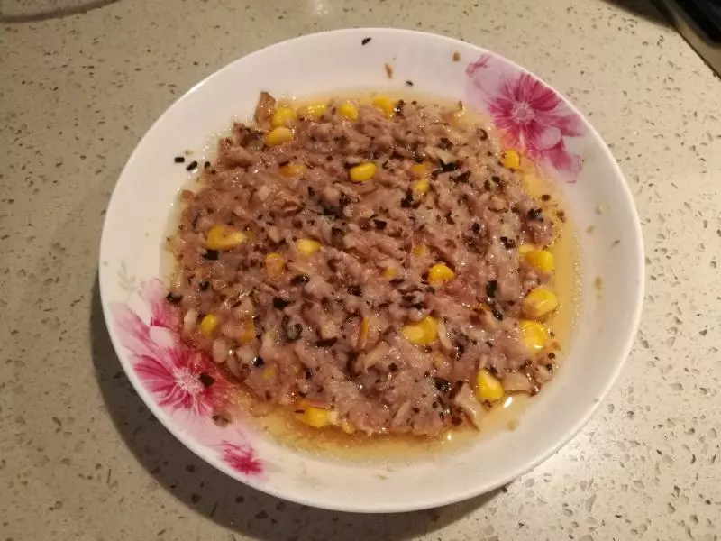 冬菇云耳玉米马蹄肉饼