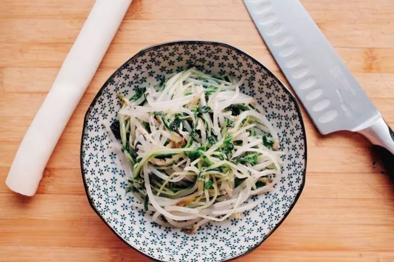 《侠饭》的萝卜苗豆芽拌韩国海苔