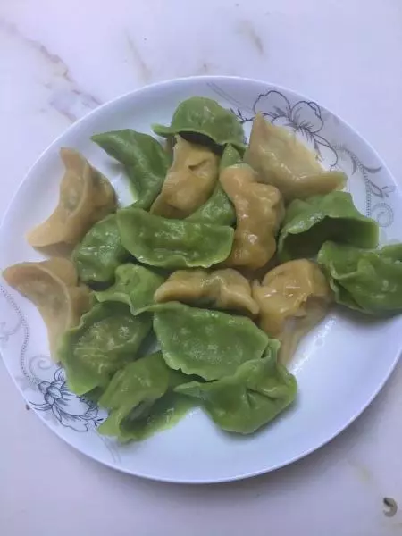 胡萝卜彩色饺子