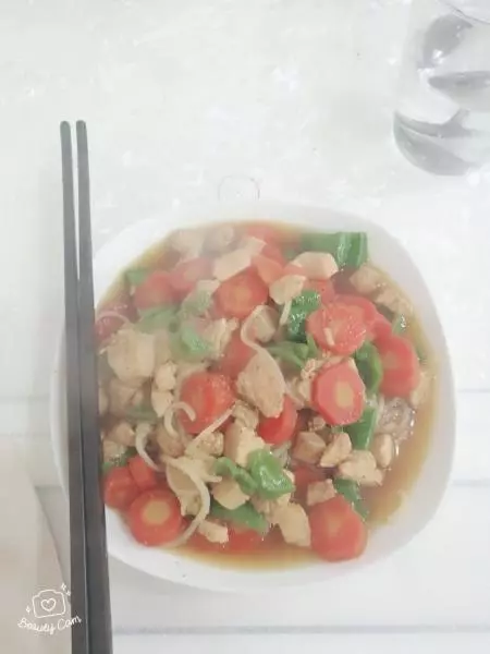 紫菜湯＋涼拌豆腐＋蔬菜炒麵＋蘋果+南瓜康司【552大卡】